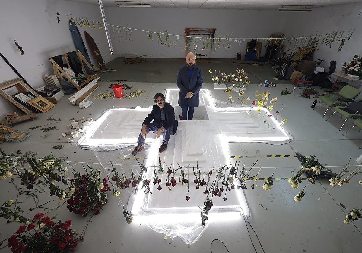 Ernesto Artillo y Niño de Elche, en el estudio de Pedro Hoz donde ha preparado la intervención Salvador Salas