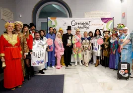 El alcalde junto a diferentes autoridades y miembros de la fundación, disfrazados.