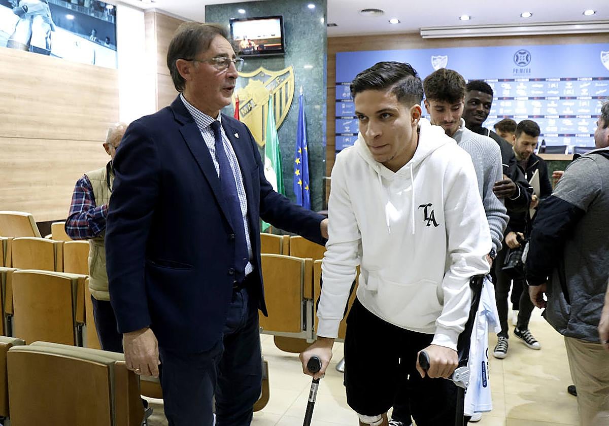 Haitam, en muletas, junto al director deportivo del Málaga Loren Juarros en el acto de presentación de su renovación y otros compañeros.
