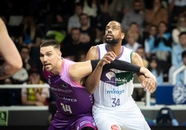 Una pugna por el rebote entre Maric y Will Thomas.