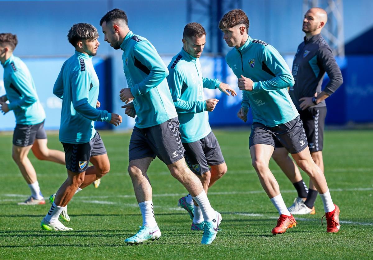 Los nuevos jugadores del Málaga, Carlos Puga y Javier Avilés, en el entrenamiento de este viernes.