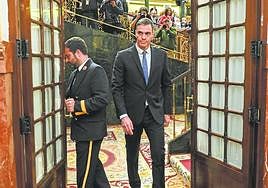 Pedro Sánchez abandona el hemiciclo tras perder la votación de la ley de amnistía.