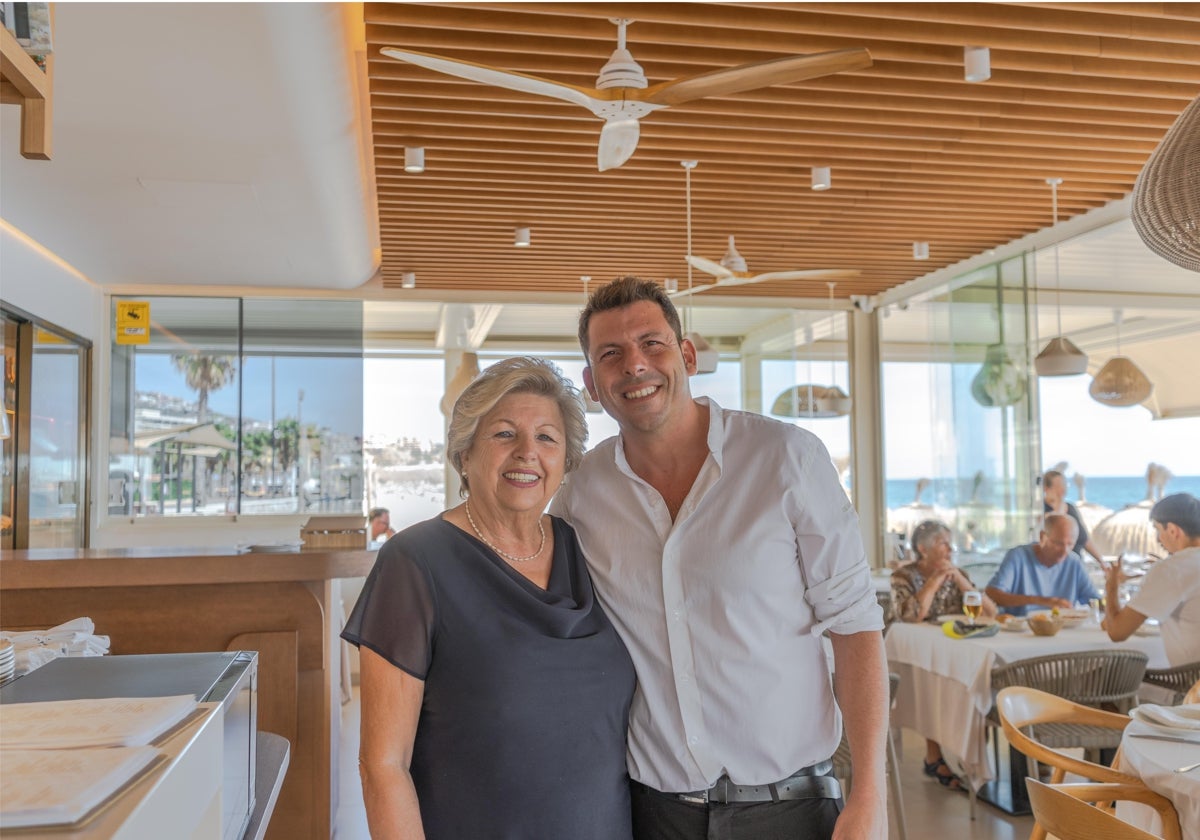 Alfonso González Salguero posa junto a su madre, Paqui Salguero, en el interior del chiringuito