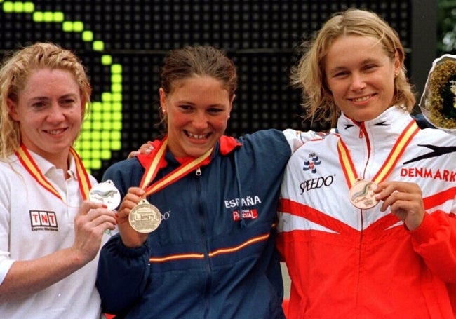 María Peláez (centro) tras su oro en 200 mariposa en el Europeo de Sevilla de 1997.