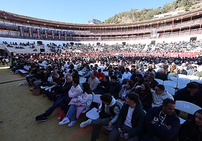 Miles de personas han asistido al gran concierto cofrade en la plaza de toros.