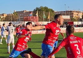 Celebración del 1-0 de Antonio López del Torre del Mar ante el Torremolinos.