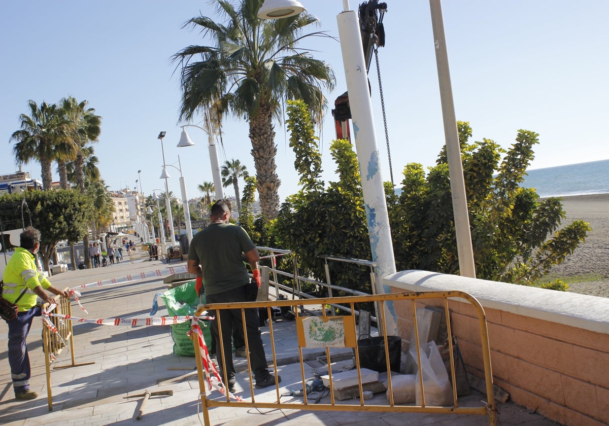 Operarios junto a una zanja, en el paseo marítimo, abierta tras la ejecución de la tubería, en noviembre.