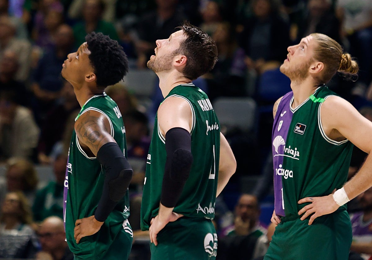 Los jugadores del Unicaja observan una revisión de una jugada en el videomarcador.
