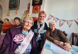 Ivy Rhodes, en primer plano, junto a sus amigas, en el encuentro de Age Concern en Benalmádena.