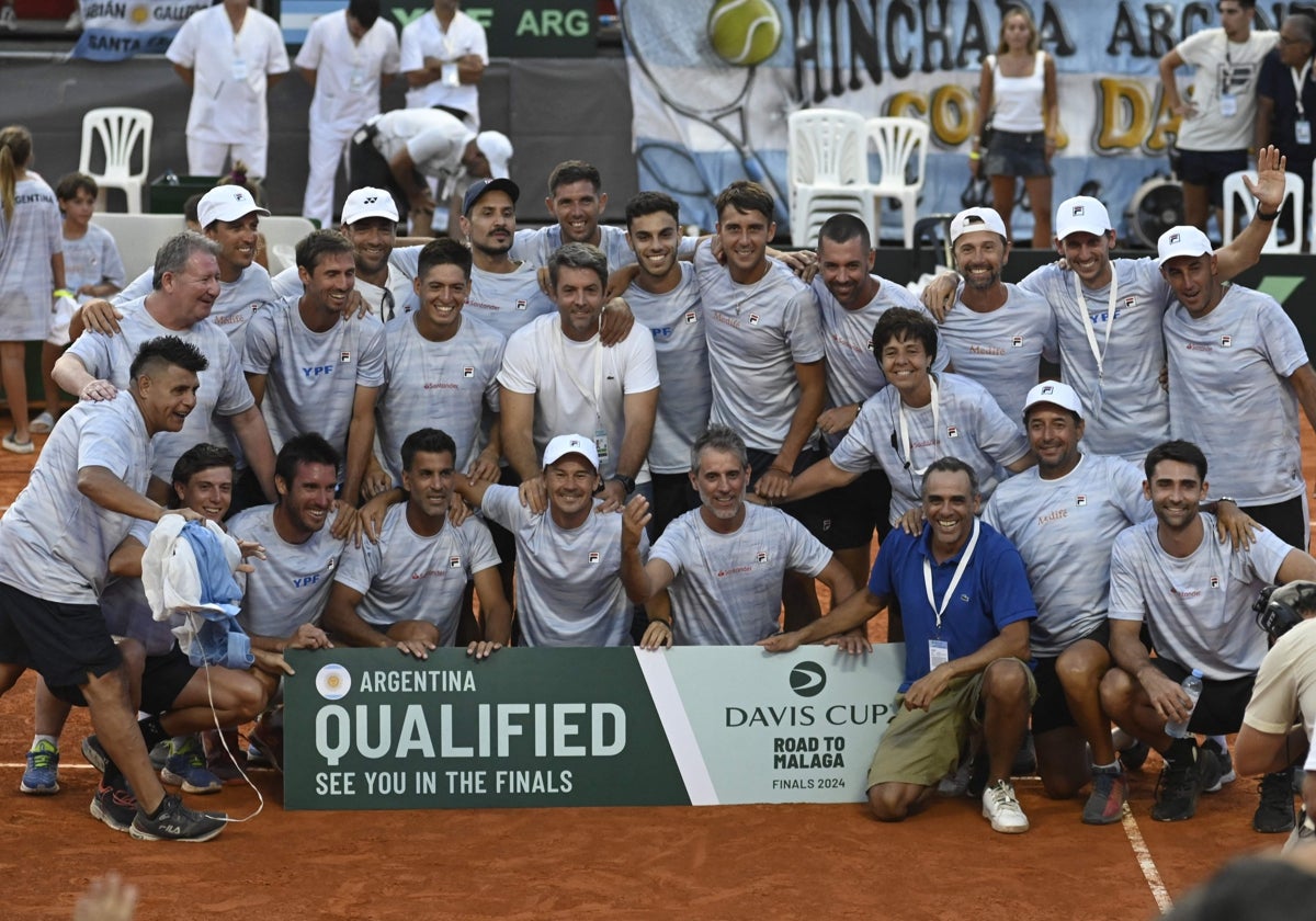 El equipo argentino de Copa Davis celebra su victoria ante Kazajistán (3-2) en Rosario.