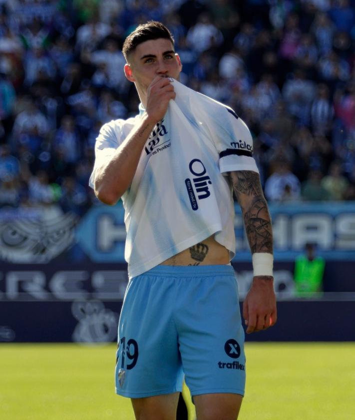 Imagen secundaria 2 - Roberto, en varios momentos del partido contra el Atlético Baleares.