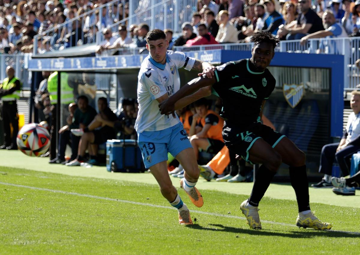 Imagen secundaria 1 - Roberto, en varios momentos del partido contra el Atlético Baleares.