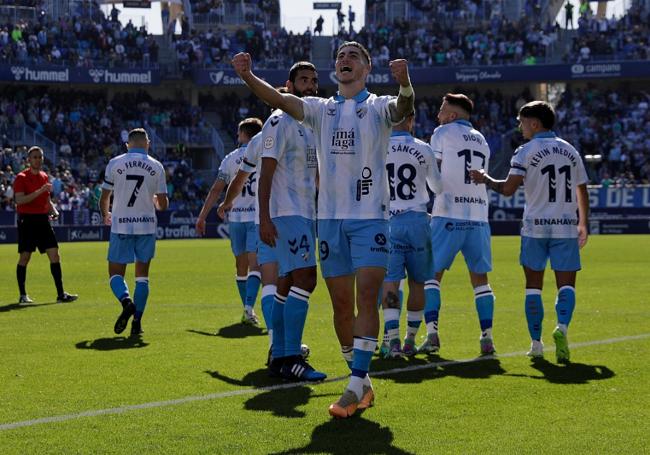 Roberto, en una celebración de sus goles contra el Baleares en La Rosaleda.