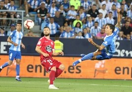 Un remate de Renato Santos ante Borja Valle, en el Málaga-Deportivo de aquellos 'play-off' de ascenso a Primera en 2019.