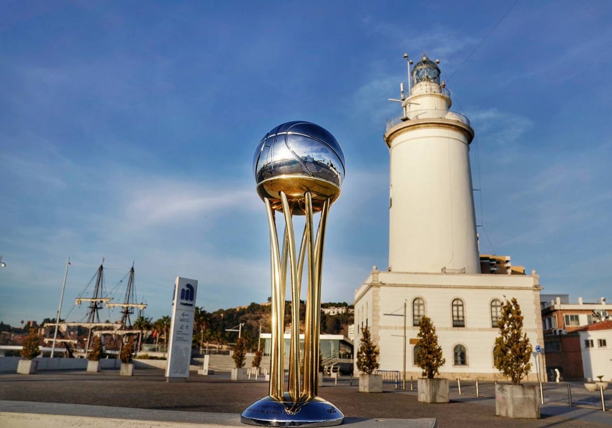 El trofeo de la Copa del Rey de Málaga, junto a La Farola.