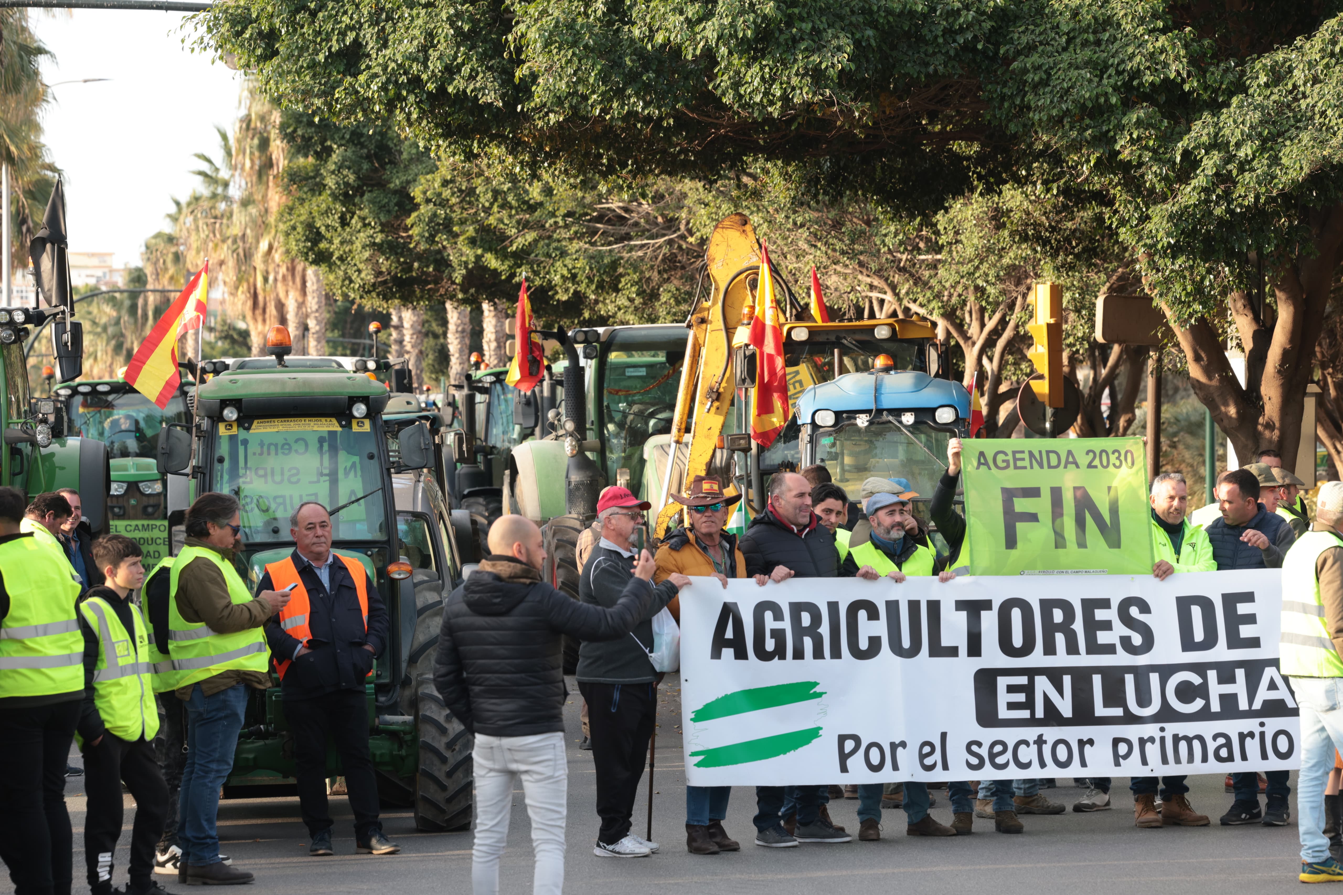 Protestas en Málaga capital: unos 200 tractores, llegados de diferentes municipios del Valle del Guadalhorce, cierran el paso en la Avenida Antonio Machado