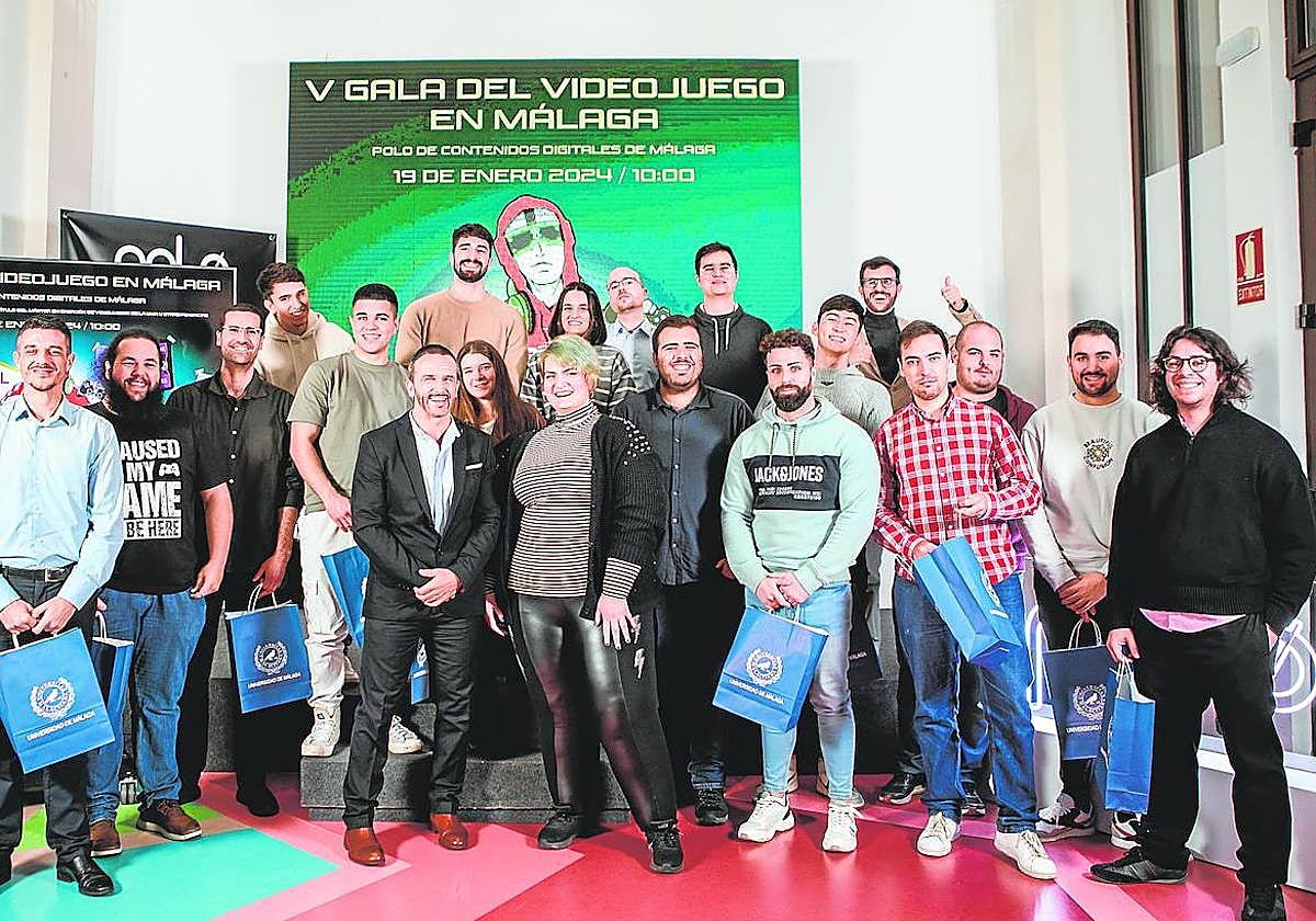 Los dieciocho alumnos con sus recompensas de graduados