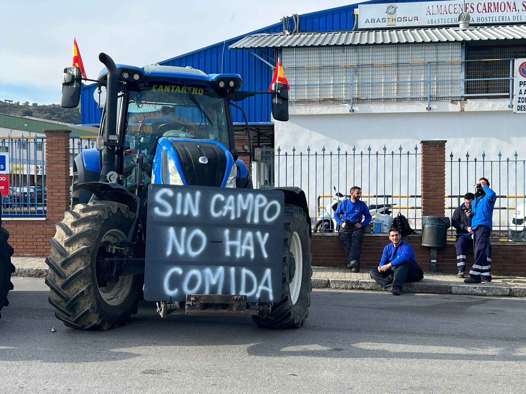 Protestas en Antequera: Unos 300 vehículos irrumpen en el polígono industrial e impiden el acceso de camiones a las plataformas logísticas de Mercadona y Día 