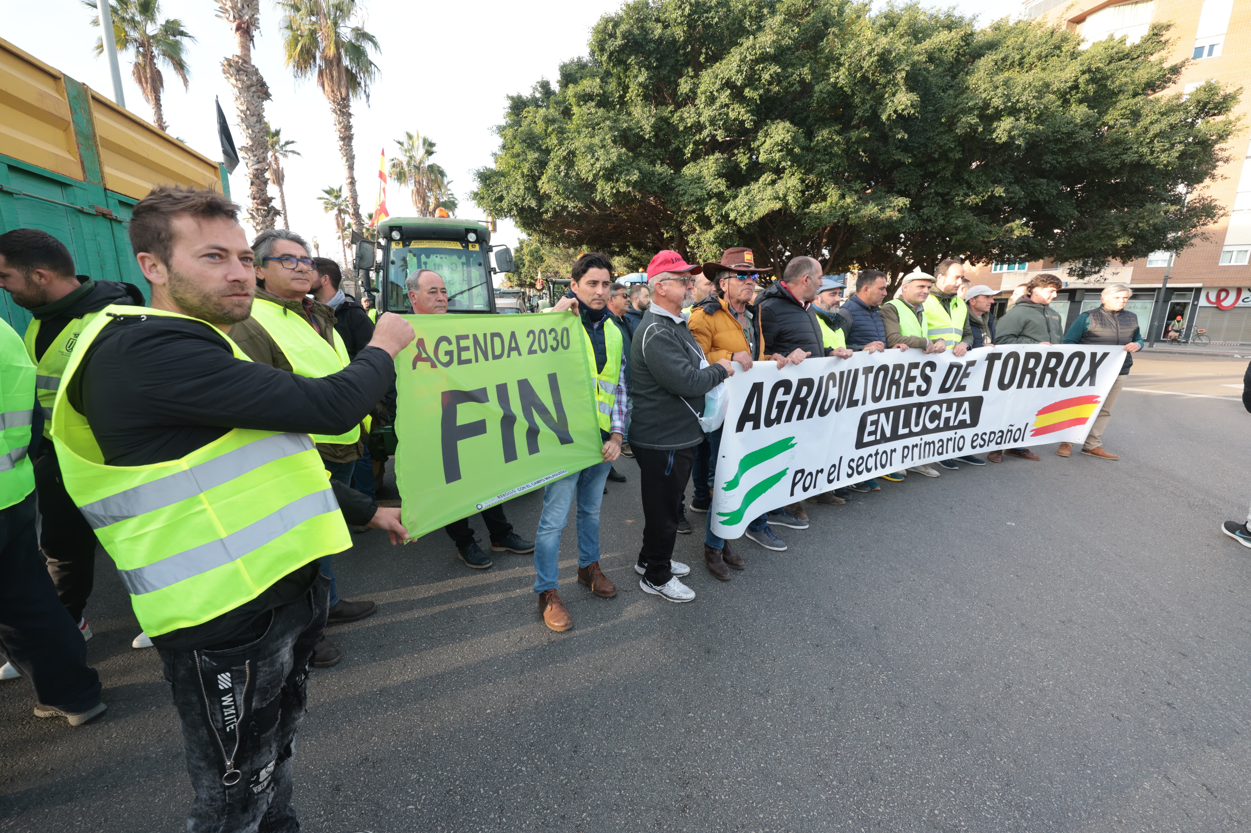 Protestas en Málaga capital: unos 200 tractores, llegados de diferentes municipios del Valle del Guadalhorce, cierran el paso en la Avenida Antonio Machado