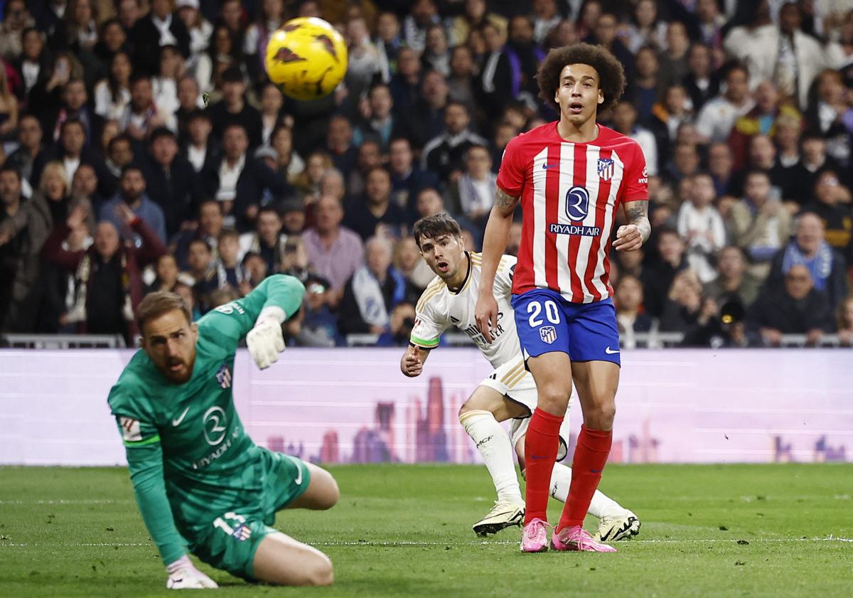 Imagen principal - Brahim, en diferentes momentos durante su partido del pasado domingo ante el Atlético de Madrid en el Bernabéu.