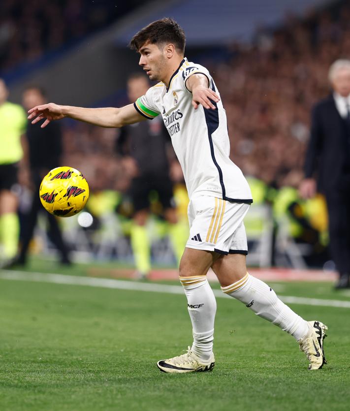 Imagen secundaria 2 - Brahim, en diferentes momentos durante su partido del pasado domingo ante el Atlético de Madrid en el Bernabéu.