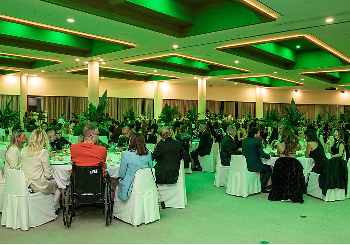 Asistentes a la cena de gala de la Asociación contra el Cáncer.