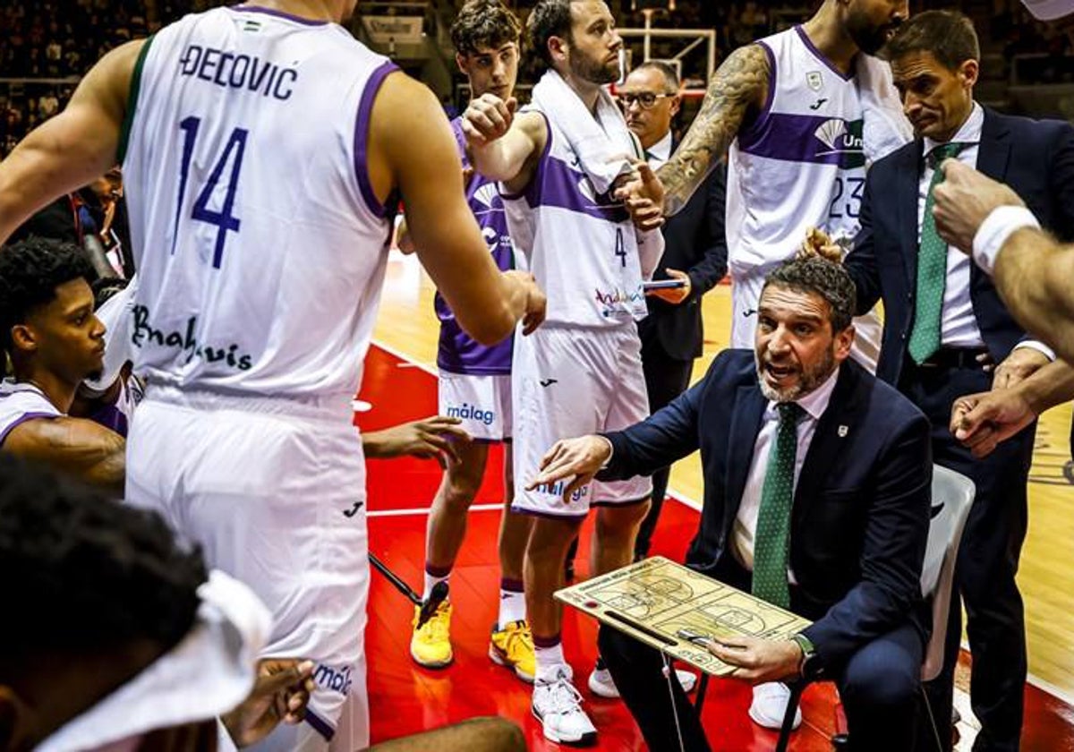 Ibon Navarro da instrucciones a sus jugadores.