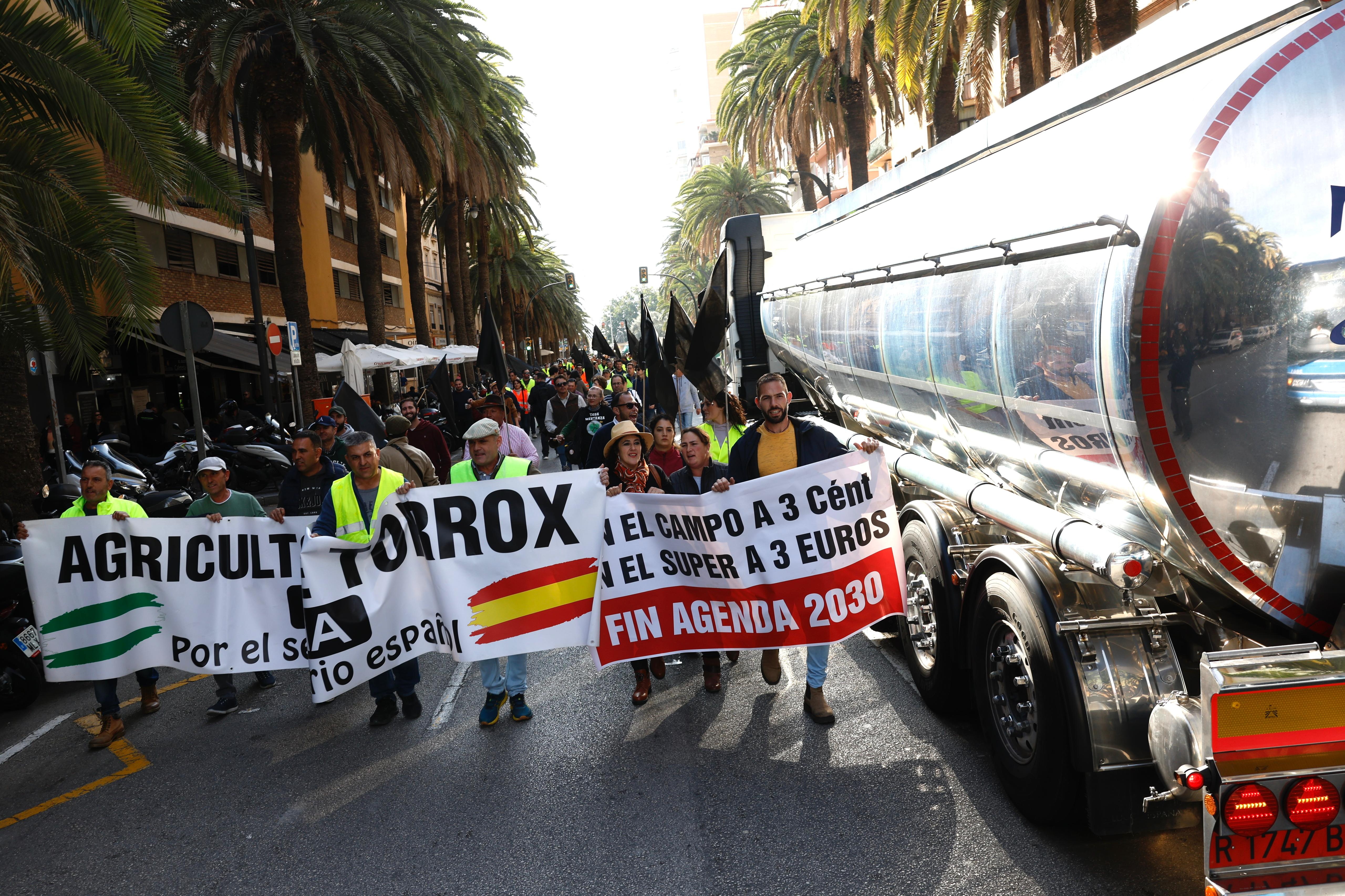 Protestas en Málaga: agricultores protestas por la Alameda de Colón