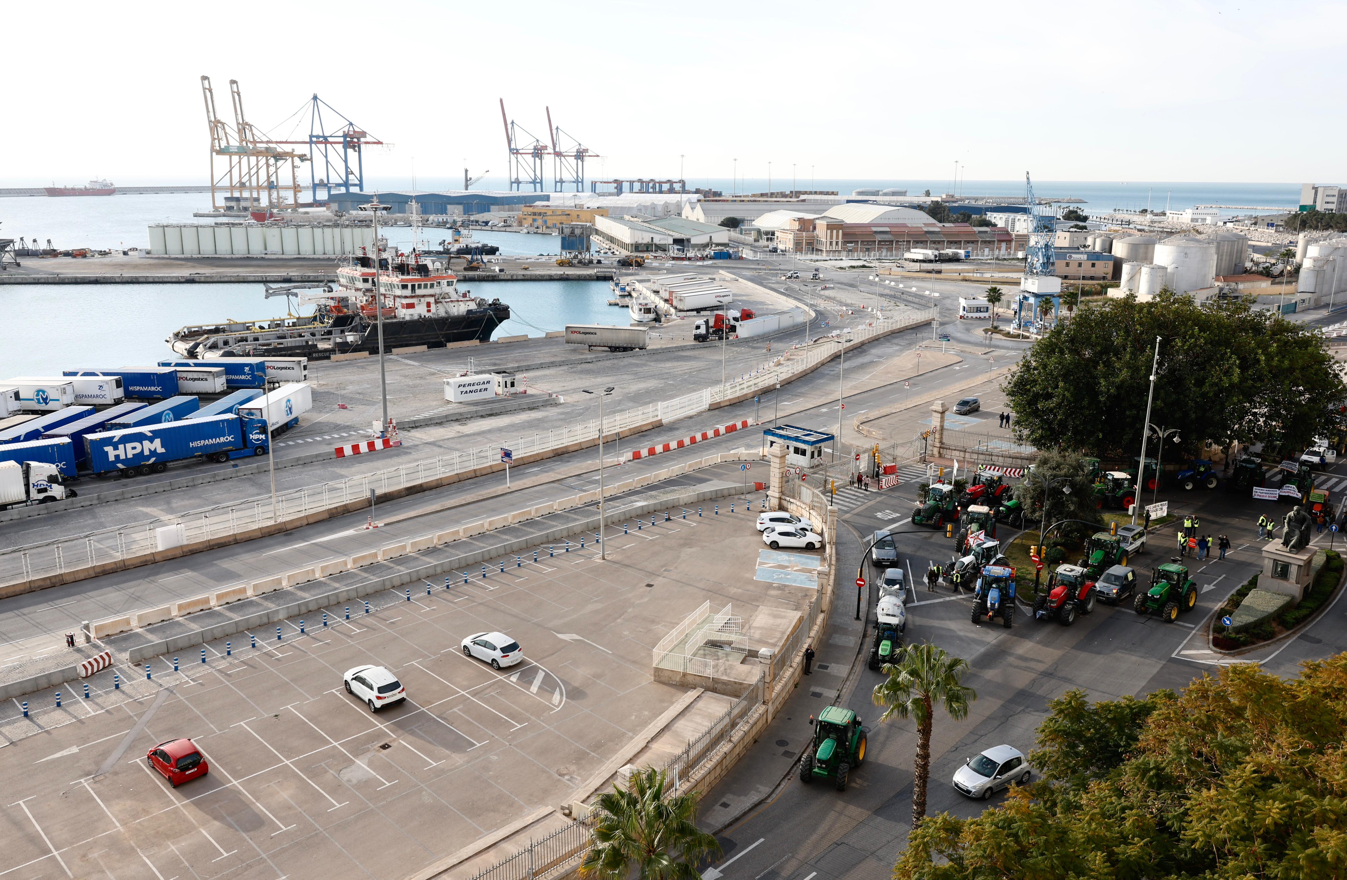 Protestas en Málaga capital: unos 200 tractores, llegados de diferentes municipios del Valle del Guadalhorce, cierran el paso en la Avenida Antonio Machado