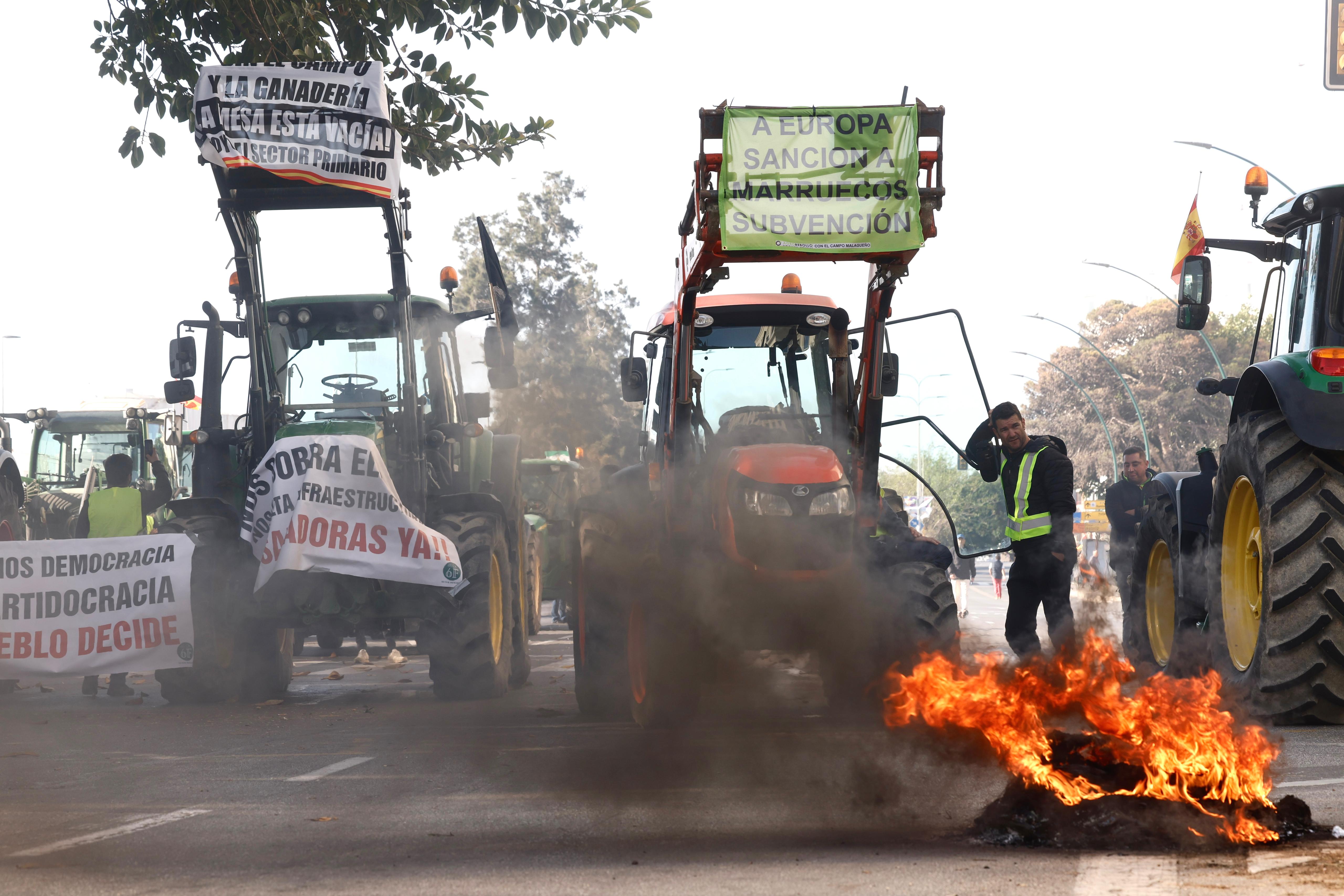 Protestas en Málaga capital: unos 200 tractores, llegados de diferentes municipios del Valle del Guadalhorce, cierran el paso en la Avenida Antonio Machado