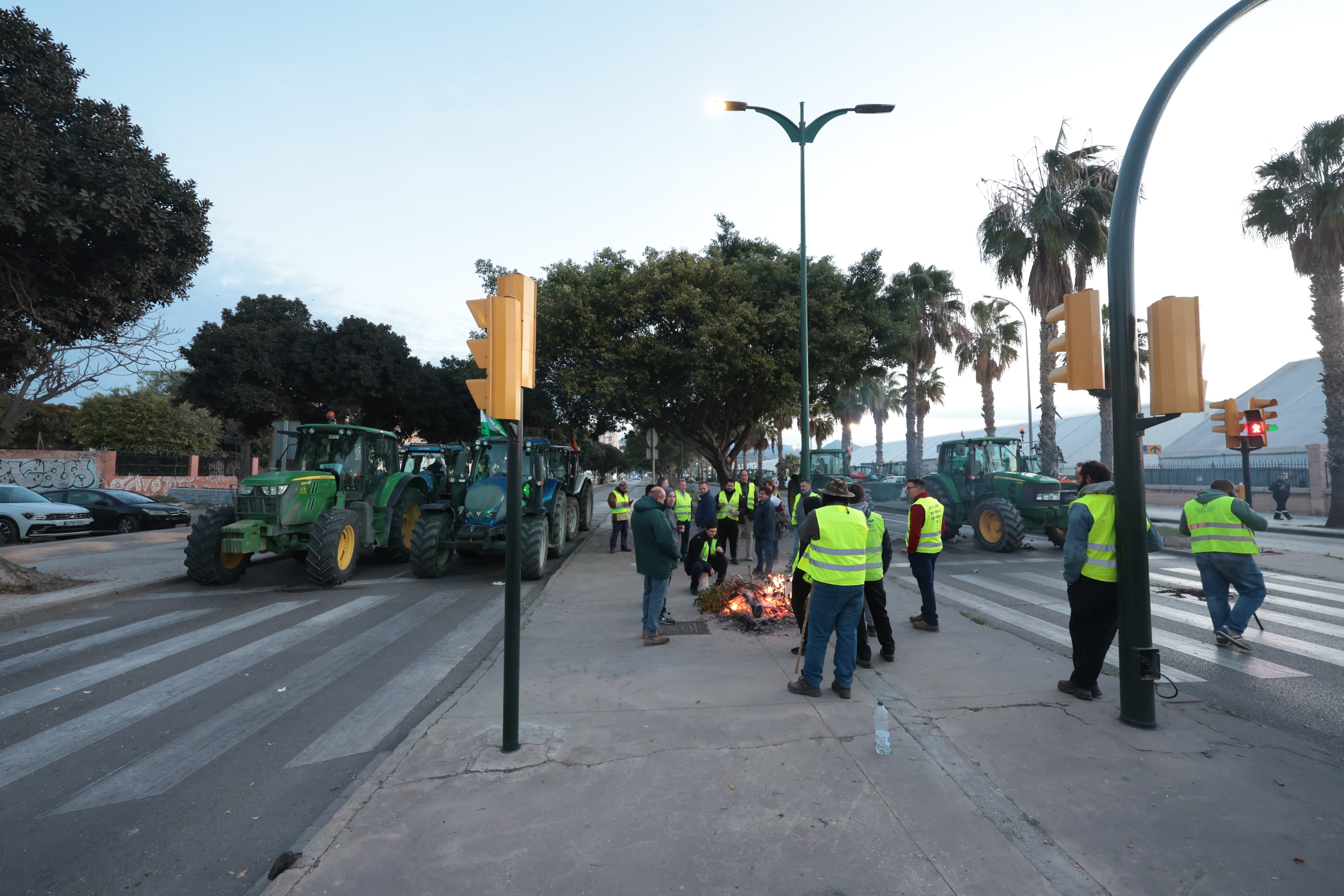 Protestas en Málaga capital: unos 200 tractores, llegados de diferentes municipios del Valle del Guadalhorce, cierran el paso en la Avenida Antonio Machado