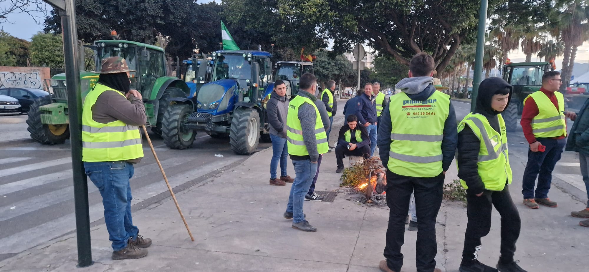 Protestas en Málaga capital: unos 200 tractores, llegados de diferentes municipios del Valle del Guadalhorce, cierran el paso en la Avenida Antonio Machado