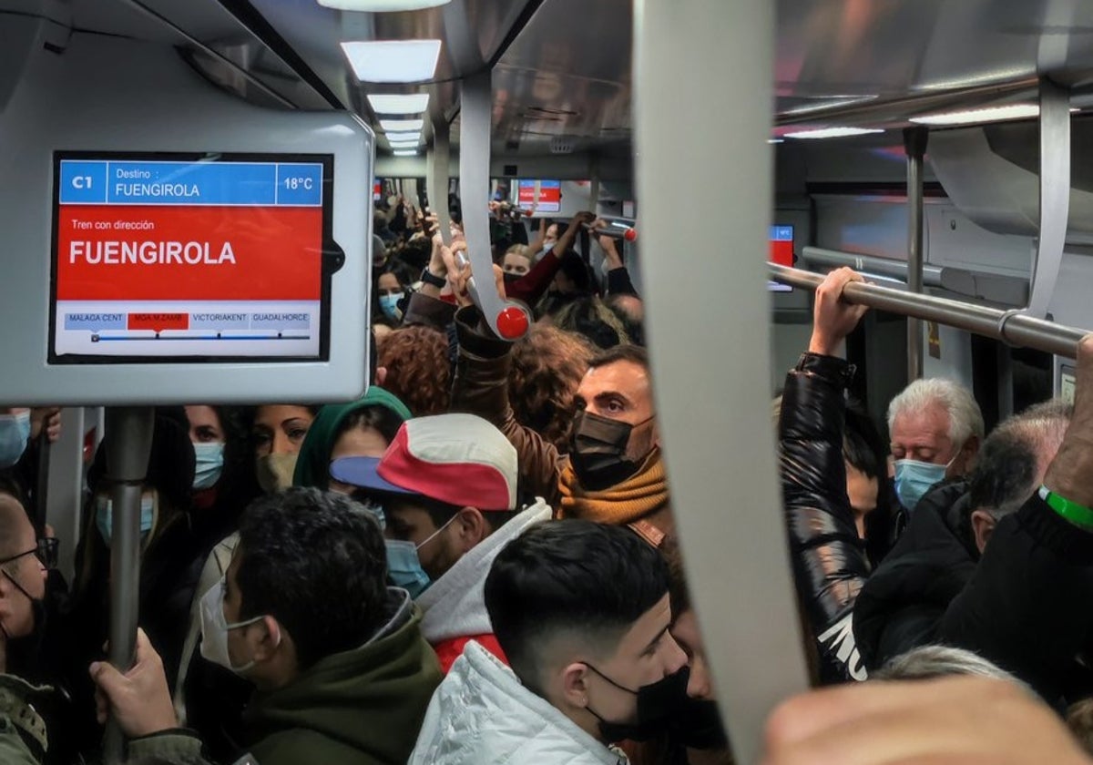 Viajeros a bordo de un tren de Cercanías de la Costa.