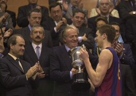 Gasol, MVP de la Copa del Rey de 2001 en Málaga, recoge el trofeo de manos del Rey Juan Carlos I.