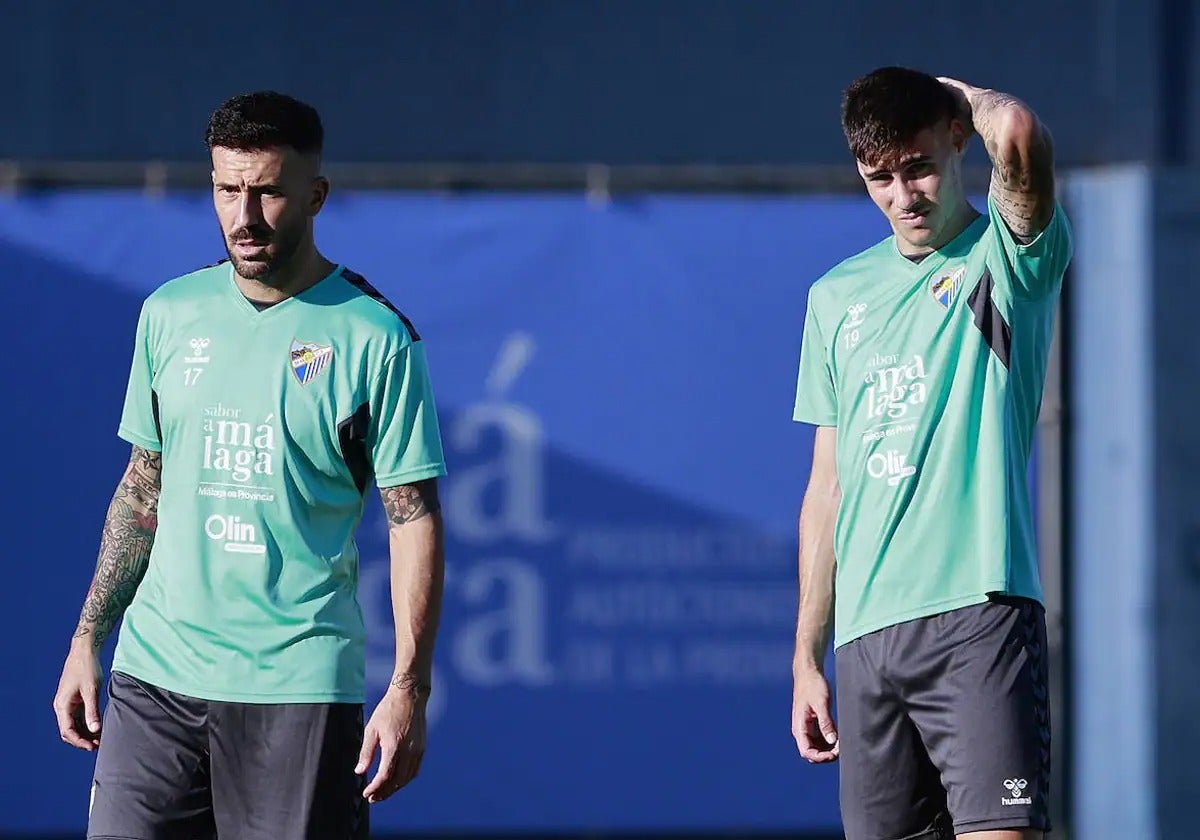 Los jugadores del Málaga Dioni (i) y Roberto.