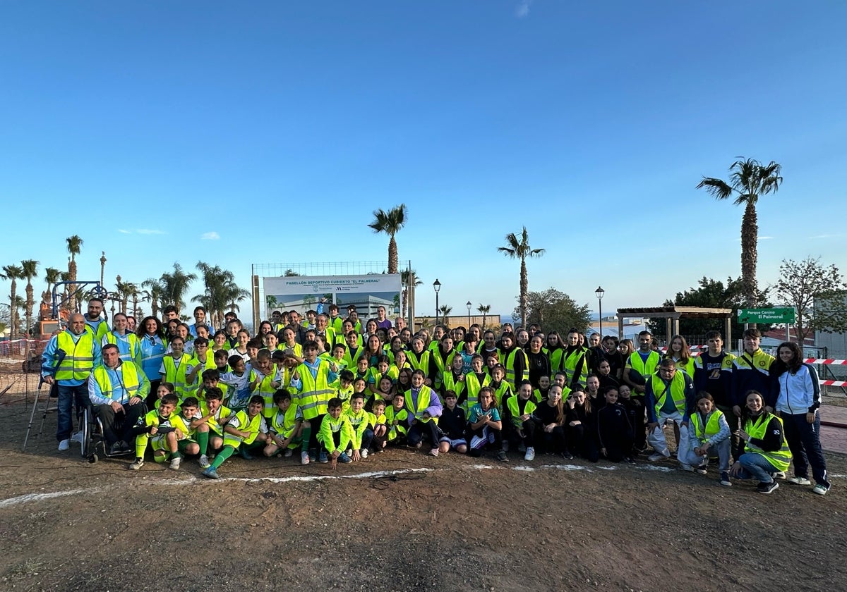 Foto de familia de los participantes en el acto de comienzo de obras.