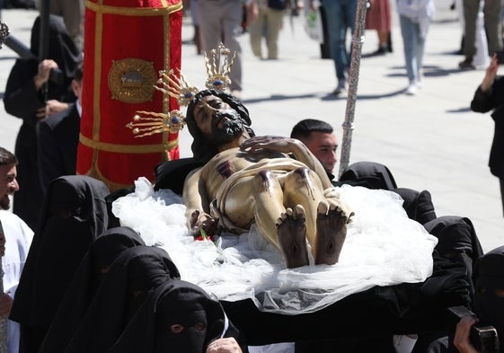 Traslado del Cristo Yacente de la Paz y la Unidad, titular de la Hermandad del Monte Calvario.