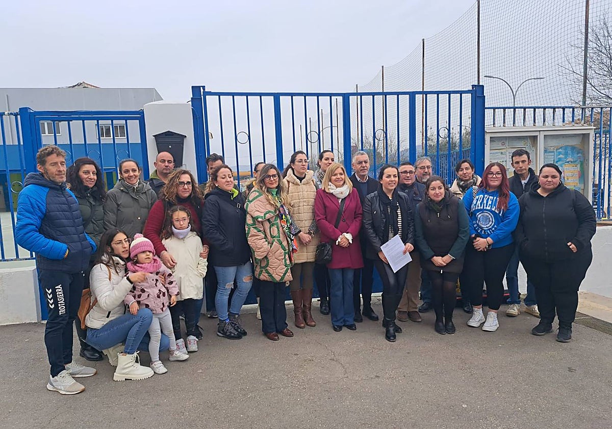 Las familias y alumnos de dos centros educativos de Archidona se concentran por la falta de eprsonal.