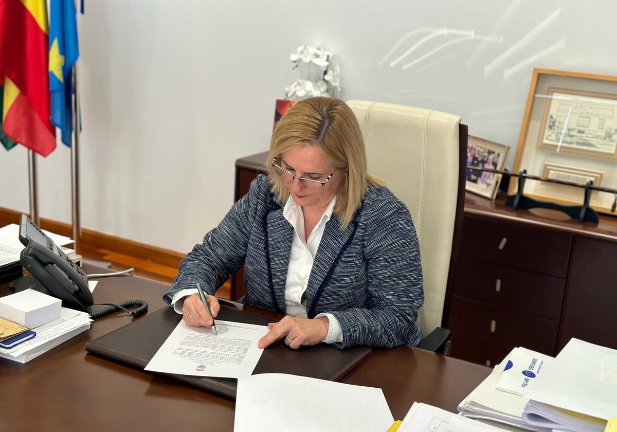 La alcaldesa, Ana Mula, durante la firma del decreto.