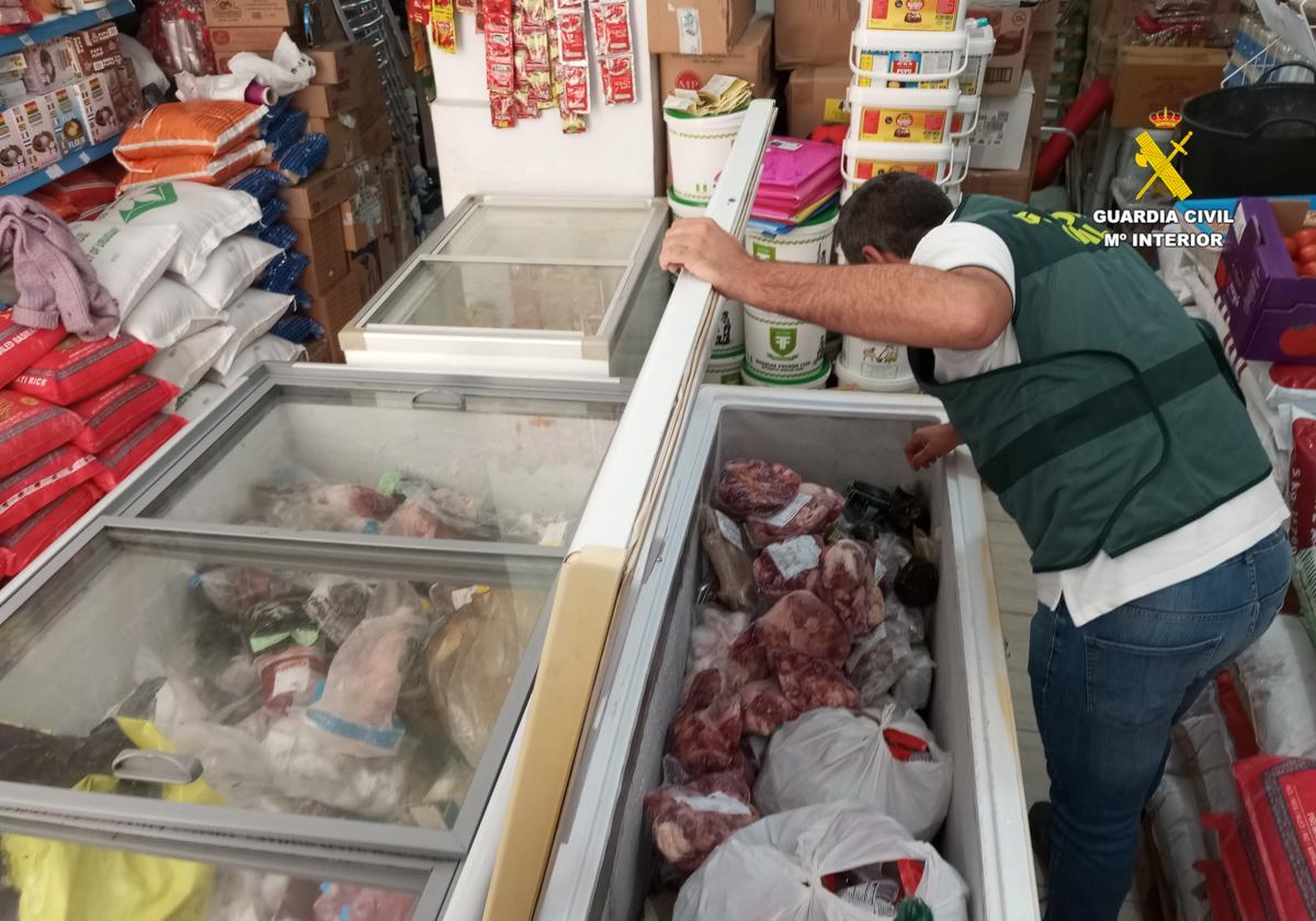 El congelador de los horrores de un negocio de comida para llevar en Málaga: gallinas sin envases junto a carnes caducadas