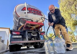 Un vecino coge agua para la semana del camión cisterna que abastece al pueblo.