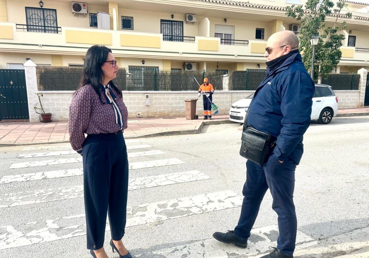 La edil de Medio Ambiente, Rocío Ruiz, este jueves en la urbanización Condemar.