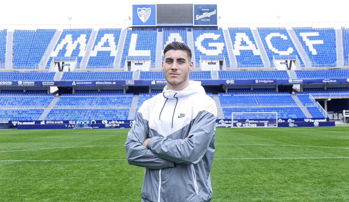 Roberto posa desde el centro del terreno de juego de La Rosaleda.