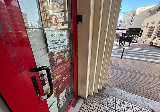 Imagen de la puerta de cristal que destrozó el ladrón en Nerja.
