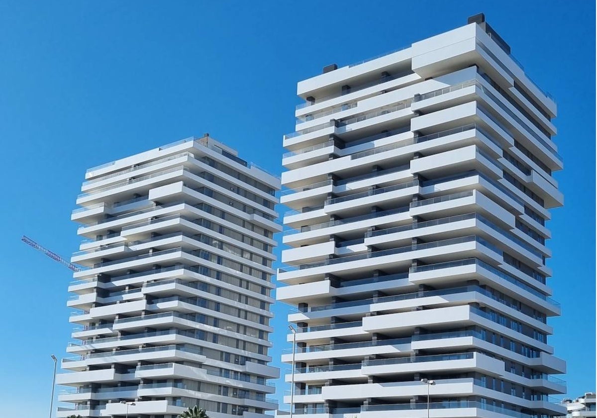 Torres levantadas por Sierra Blanca y Metrovacesa en el sector de Torre del Río.