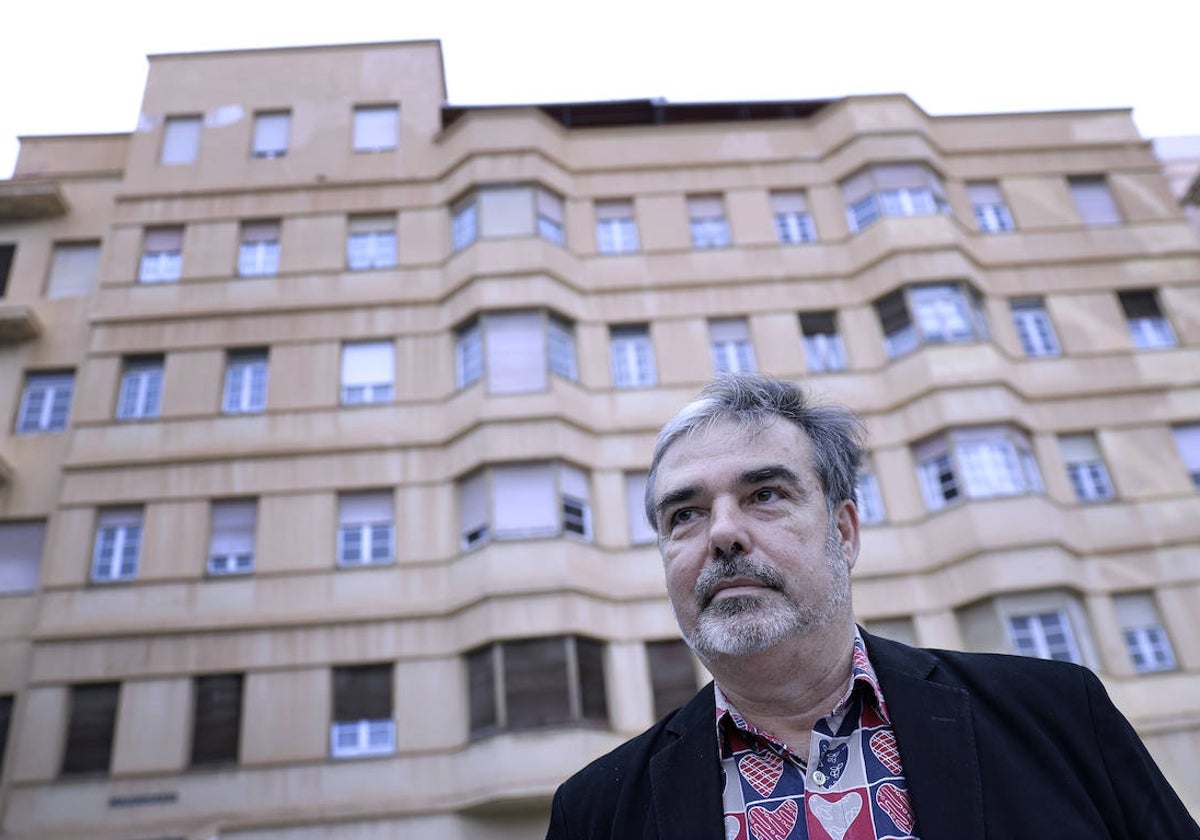 José Antonio Hergueta, delante del edificio 'el desfile del amor' que tiene protagonismo en 'Caleta Palace'.