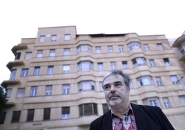 José Antonio Hergueta, delante del edificio 'el desfile del amor' que tiene protagonismo en 'Caleta Palace'.