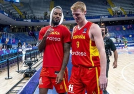 Lorenzo Brown y Alberto Díaz, tras un partido del último Eurobasket con España.