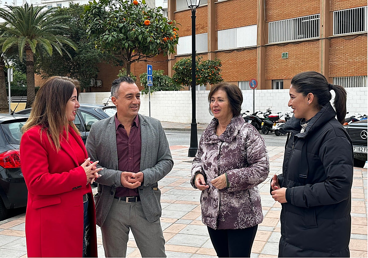 Carmen Segura, en el centro, junto a otros miembros del PSOE municipal de Fuengirola, en un acto reciente.