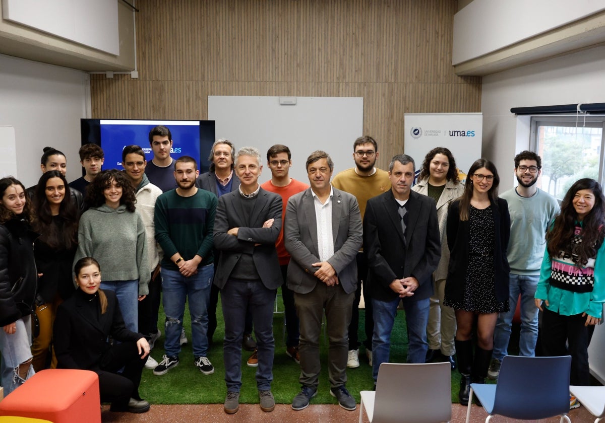 Manuel Enciso, Teo López, Bernardo Quintero y Paloma Simón junto a estudiantes y representantes de la UMA y Google.